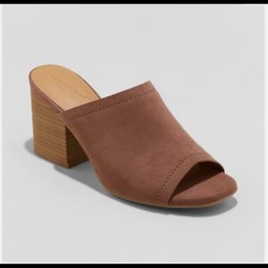 Universal thread chunky heel sandal size 8.5